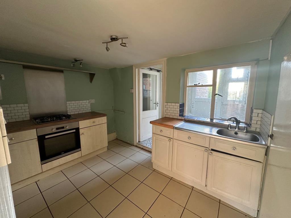 Lot: 134 - TERRACE HOUSE FOR IMPROVEMENT - Kitchen